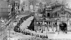 Warszawiacy musieli po Powstaniu opuścić miasto