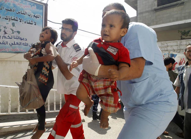 Ranne Palestyńskie dzieci przed szpitalem al-Najar   Gaza, 1.08.2014