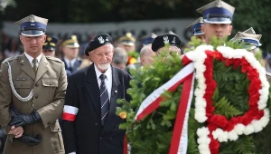 Prezes zarządu głównego Światowego Związku Żołnierzy AK Leszek Żukowski podczas uroczystości przy pomniku Polskiego Państwa Podziemnego i Armii Krajowej