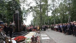 Główne uroczystości rocznicowe odbyły się przy pomniku Gloria Victis na Cmentarzu Wojskowym na Powązkach