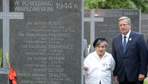 łączniczka Wanda Traczyk-Stawska (z lewej) oraz prezydent Bronisław Komorowski