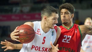 Aaron Cel (L) blokowany przez Portugalczyka Arnette Hallmana