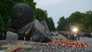 Powstańcy składają kwiaty przed pomnikiem "Polegli Niepokonani"