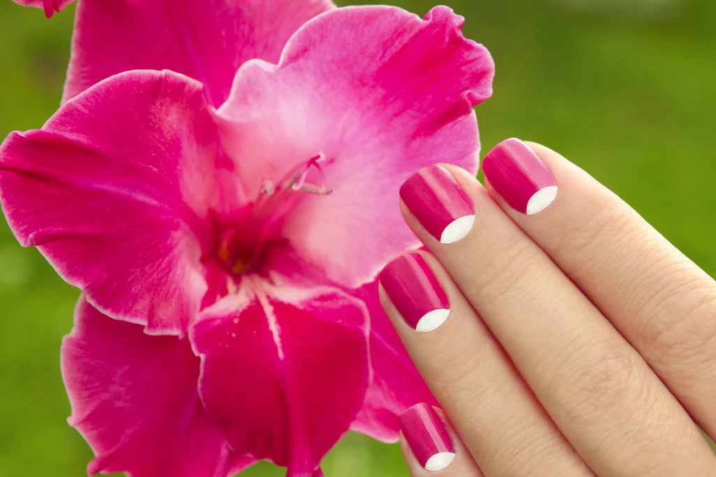 Manicure księżycowy Manicure księżycowy