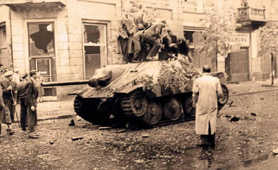 Zdobyte przez powstańców z Batalionu "Kiliński" samobieżne działo przeciwpancerne Jagdpanzer 38(t) "Hetzer". 2.08 dwa (wg innych relacji - trzy) takie pojazdy pojawiły się w rejonie placu i zostały obrzucone butelkami zapalającymi. Zdobyte przez powstańców z Batalionu "Kiliński" samobieżne działo przeciwpancerne Jagdpanzer 38(t) "Hetzer". 2.08 dwa (wg innych relacji - trzy) takie pojazdy pojawiły się w rejonie placu i zostały obrzucone butelkami zapalającymi.