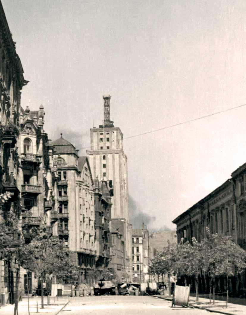 Od początku trwania walk, niemal w całym mieście powstańcy wraz z ludnością cywilną budowali przekopy i wznosili barykady, chcąc utrudnić swobodne przemieszczanie się zmotoryzowanym oddziałom niemieckim. Od początku trwania walk, niemal w całym mieście powstańcy wraz z ludnością cywilną budowali przekopy i wznosili barykady, chcąc utrudnić swobodne przemieszczanie się zmotoryzowanym oddziałom niemieckim.
