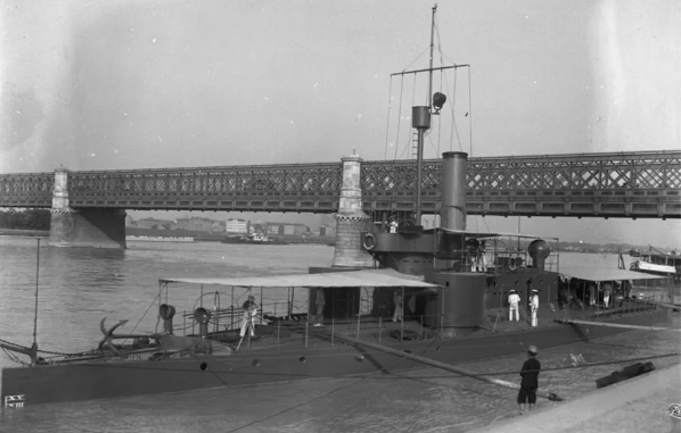 SMS "Bodrog" cumuje we Wiedniu przy Moście Księcia Rudolfa (Kronprinz-Rudolf-Brücke, obecnie Reichsbrücke), 1903 rok