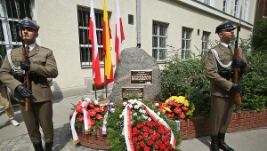 Przed Instytutem Matematycznym Polskiej Akademii Nauk odsłonieto tablicę upamiętniającą złamanie przez polskich matematyków kodów Enigmy