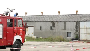  Strażacy zabezpieczają magazynowane substancje