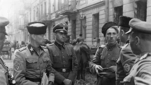 Z lewej w czapce "kubance" stoi gen. Heinz Reinefarth