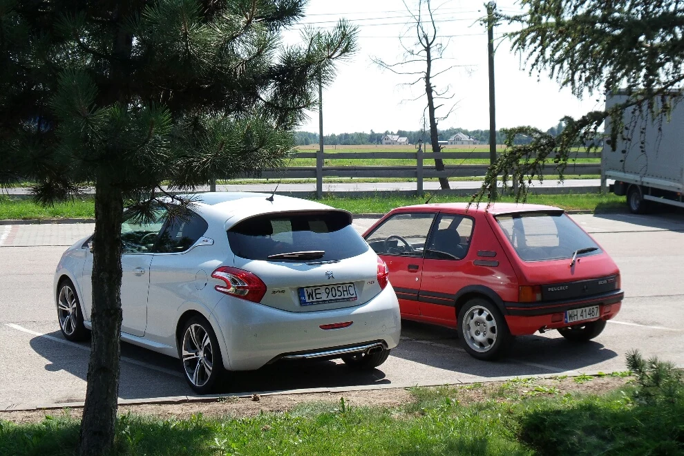 208 GTI & 205 GTI - 30 lat technologicznej różnicy, ale temperament ten sam!