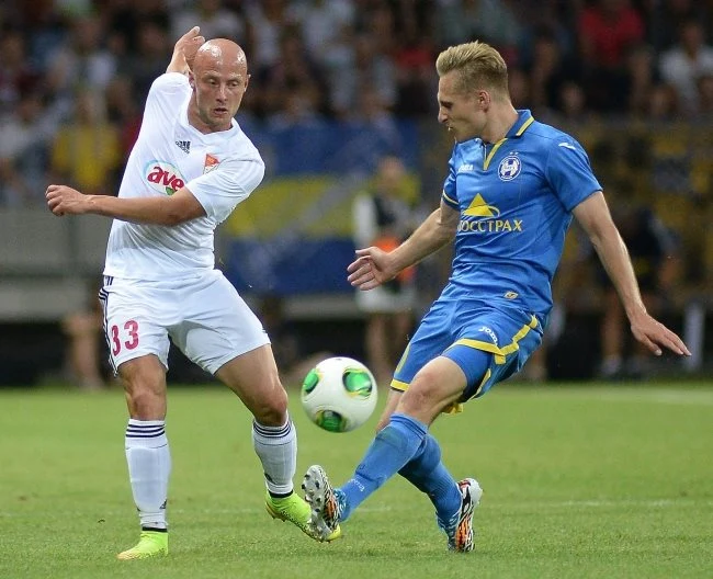 Gracz BATE Siergiej Kriwiec (z prawej) i piłkarz Debreczyna Jozsef Varga Gracz BATE Siergiej Kriwiec (z prawej) i piłkarz Debreczyna Jozsef Varga