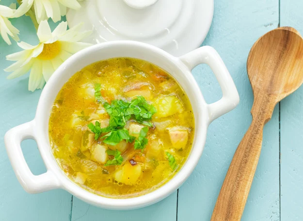 Jeżeli podajesz zupę maluszkowi, drobno pokrój składniki. 
