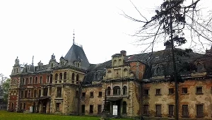 Przednia i tylna elewacja pałacu w Krowiarkach