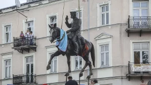 Montaż pomnika marszałka Józefa Piłsudskiego w Kielcach, 8 sierpnia 2014