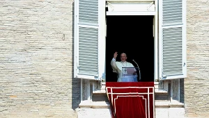 Papież Franciszek podczas modlitwy Anioł Pański