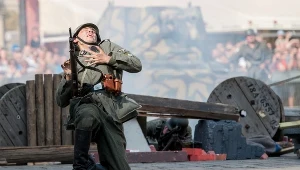 Około 200 rekonstruktorów wzięło udział inscenizacji walk i epizodów z powstania warszawskiego