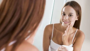 Tego urodowego trendu z Tiktoka lepiej nie powtarzaj. Może zaszkodzić twojej skórze