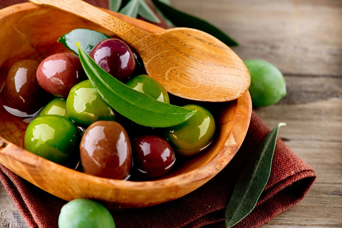 Oliwa stała się podstawowym składnikiem kuchni śródziemnomorskiej, a dania z wykorzystaniem tego małego owocu pojawiły się na stołach w całej Europie