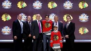 Rodzina NHL rośnie w siłę. Na zdjęciu w środku Nick Schmaltz, który został wybrany jako 20 zawodnik przez Chicago Blackhawks w I rundzie draftu NHL 2014.