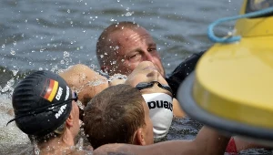 Natalia Charłos wyciągna z wody podczas wyścigu na 10 kilometrów