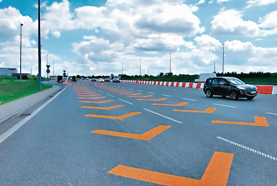 Pomarańczowe pasy kierujące ruch do bramek ViaTOLL. Pomarańczowe pasy kierujące ruch do bramek ViaTOLL.