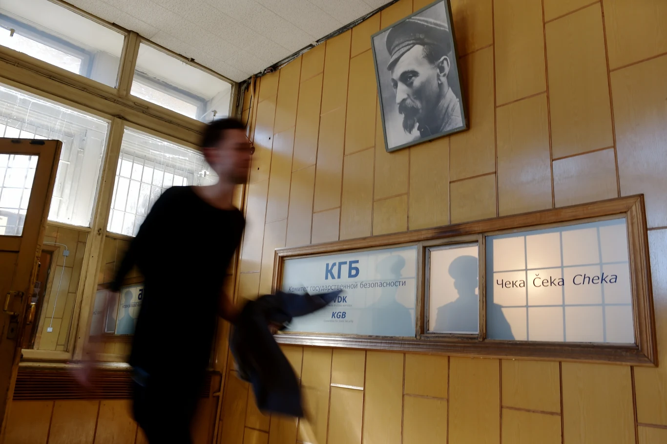 Już na wejściu zwiedzający mogą wrzucić do skrzynki donos na swojego sąsiada lub kolegę z pracy... Już na wejściu zwiedzający mogą wrzucić do skrzynki donos na swojego sąsiada lub kolegę z pracy...