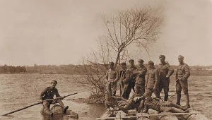 Wystawa w Muzeum Armii Krajowej: Emil Fieldorf płynący na beczce po rzece Stochód na Wołyniu; fotografia ze zbiorów Marka Ney-Krwawicza