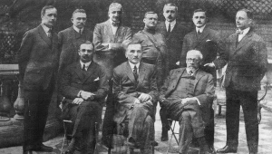 Komitet Narodowy Polski, Paryż 1918r. Siedzą od lewej: Maurycy Zamoyski, Roman Dmowski, Erazm Piltz. Stoją: Stanisław Kozicki, Jan Emanuel Rozwadowski, Konstanty Skirmunt, Franciszek Fronczak, Władysław Sobański, Marian Seyda, Józef Wielowieyski