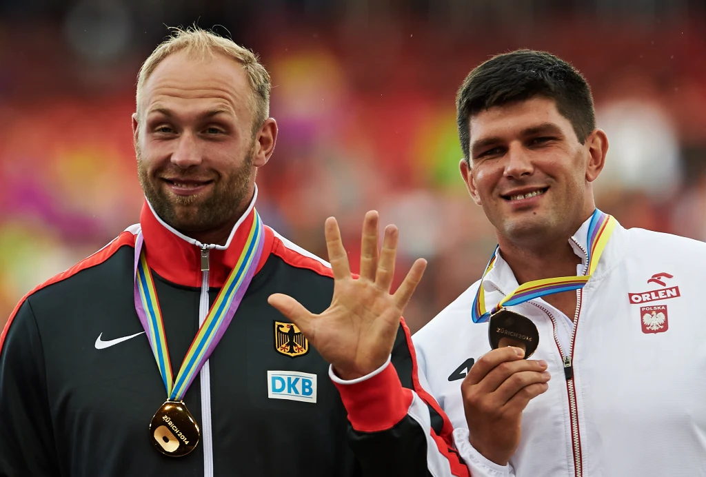 Złoty Robert Harting (z lewej) i Robert Urbanek