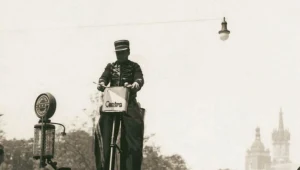 Na zdjęciu z lat trzydziestych fotoreporter „Światowida” uchwycił na ulicy Siennej rowerzystę-akrobatę. W ten sposób swoje wyroby reklamowała Pierwsza Poznańska Fabryka Elementów i Bateryj „Centra”.