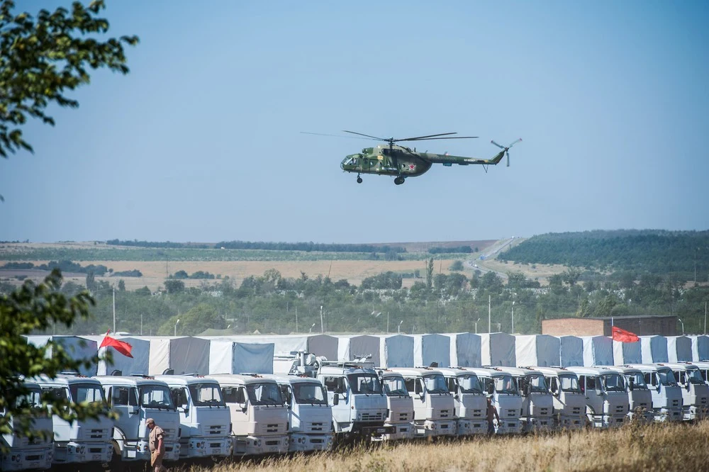 Helikopter nad konwojem na postoju w Kamieńsku Szachtyńskim