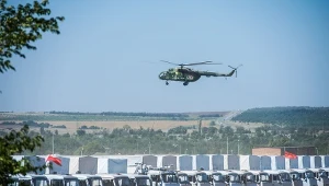 Helikopter nad konwojem na postoju w Kamieńsku Szachtyńskim