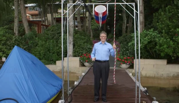 Bill Gates - ułamek sekundy przed "atakiem" Ice Bucket Challenge