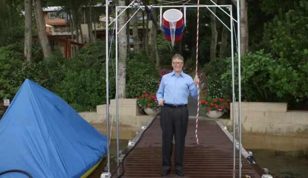 Bill Gates - ułamek sekundy przed "atakiem" Ice Bucket Challenge Bill Gates - ułamek sekundy przed "atakiem" Ice Bucket Challenge