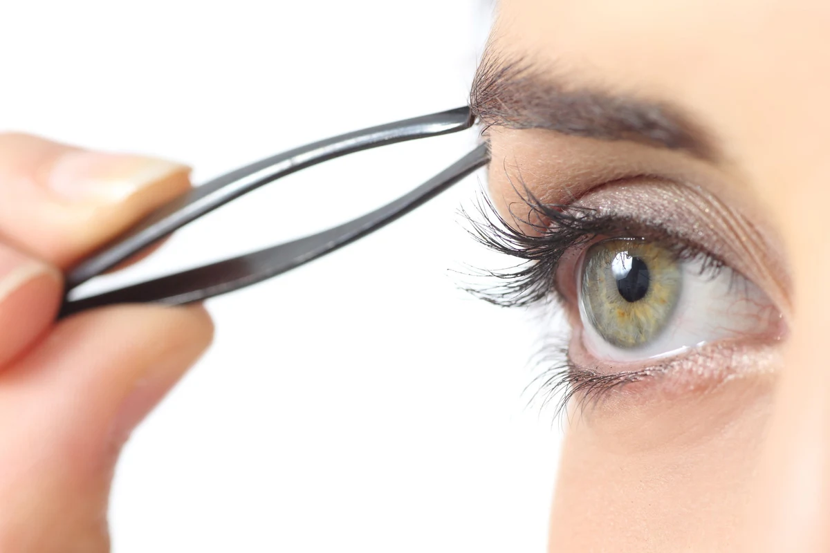 Pęseta powinna być czyszczona po każdej regulacji brwi