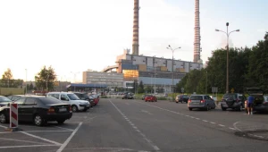 Na tym parkingu ojciec zostawił trzylatkę w samochodzie 