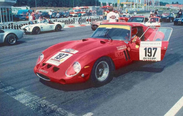 Ferrari 250 GTO przed startem do jednego z wyścigów