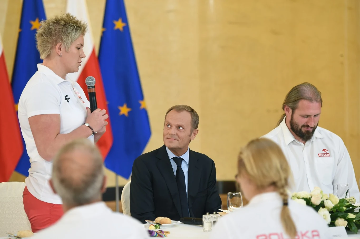 Anita Włodarczyk przemawia do Donalda Tuska. Z prawej Tomasz Majewski. Anita Włodarczyk przemawia do Donalda Tuska. Z prawej Tomasz Majewski.
