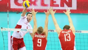 Dawid Konarski w ataku, blokują: Alieksiej Spiridonow i Dmitrij Muserski.