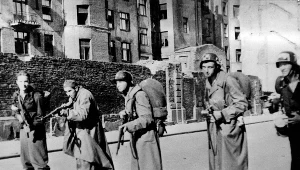 Powstanie Warszawskie, powstańcy pozują do fotografii z bronią