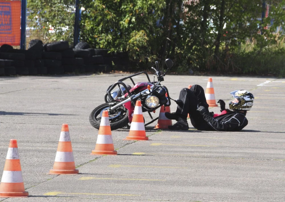 Skąd kierowca samochodu ma znać tajniki jazdy motocyklem?