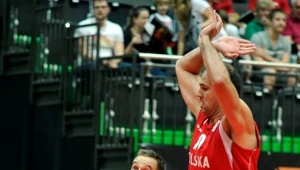 Koszykarz reprezentacji Polski Szymon Szewczyk (z prawej)