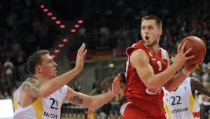 Mateusz Ponitka (z piłką)