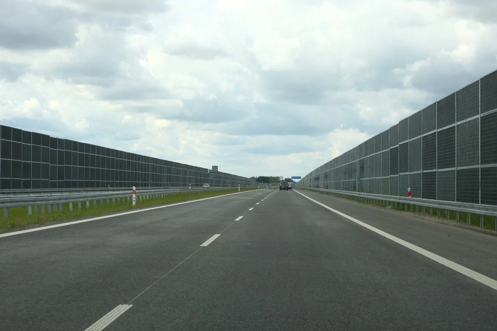 Takie "tunele" z ekranów to częsty widok na polskich autostradach