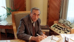 Tadeusz Mazowiecki w swoim biurze, sierpień 1989 roku.