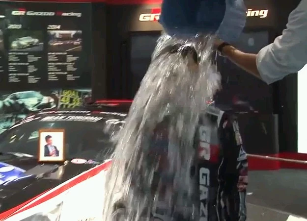 Prezes Toyoty przyłącza się do akcji "Ice Bucket Challange"