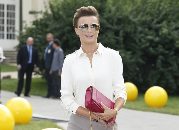 Katarzyna Sokołowska z wielką modą ma do czynienia na co dzień – jest bowiem najbardziej znaną w Polsce reżyserką pokazów. Nic dziwnego, że jej garderoba pełna jest ubrań od projektantów. Jednak Sokołowska z pewnością nie jest niewolnicą trendów. Od lat jej wizerunek jest spójny, a niektóre jego elementy pozostają niezmienne. 