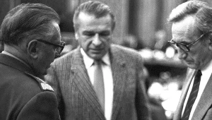 Premier Tadeusz Mazowiecki i PZPR-owscy ministrowie w jego rządzie: gen. Czesław Kiszczak i gen. Florian Siwicki