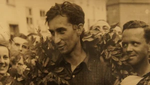 Włodzimierz Markowski z wieńcem laurowym, po zwycięstwie w zawodach motocyklowych. Przełom lat 40. i 50. 